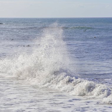 Dalga siyah kum, Tahiti, Fransız Polinezyası ile bir plajda 