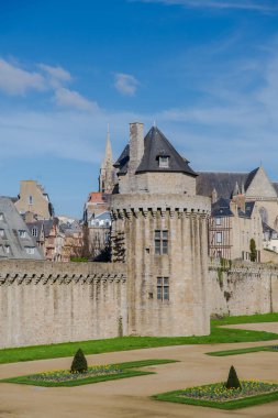     Vannes, Brittany, görünümü flowerbed duvarlarla ve surlar Bahçe 