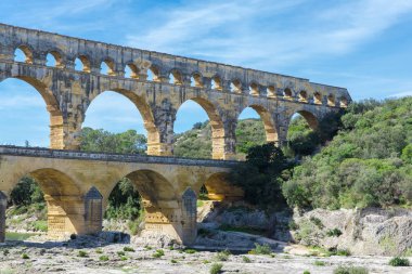 mavi gökyüzü ve Pont du Gard Köprüsü kemerli, Gardon Nehri