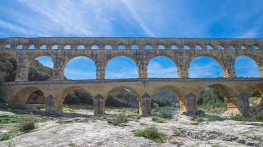 mavi gökyüzü ve Pont du Gard Köprüsü kemerli, Gardon Nehri