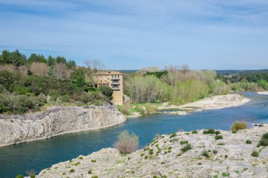      Gard, Gardon, nehir, Pont du Gard Nehri üzerinde fabrika ile görünümünden 
