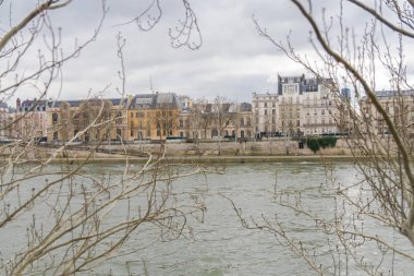     Paris, kışın Seine iskele görünümünü 