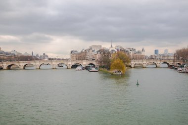 Paris, pont des Arts, Pont-Neuf ile Seine görünümünü