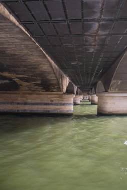     Paris, köprü altında Iena Köprüsü 