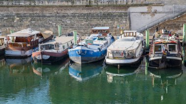     Paris, Bastille, liman, Seine üzerinde yüzen