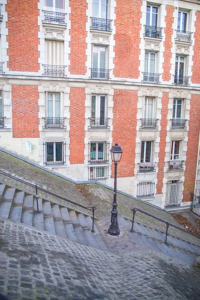 冬のパリのモンマルトルの典型的な階段 — ストック写真