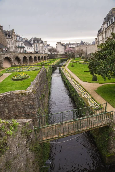 Vannes Bretagne Utsikt Över Väggarna Trädgården Med Blomster — Stockfoto