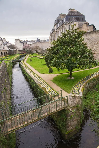 Vannes Bretagne Utsikt Över Väggarna Trädgården Med Blomster — Stockfoto