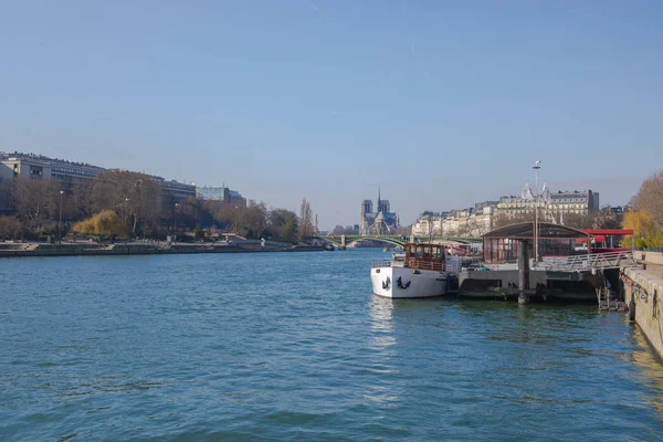 Παρίσι Τον Σηκουάνα Θέα Στον Καθεδρικό Ναό Notre Dame Πλωτά — Φωτογραφία Αρχείου