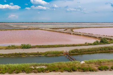     Aigues-Mortes, Salins du Midi, panorama tuz bataklıklar ve pembe Göller ile