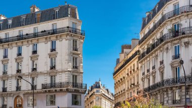     Paris, güzel binalar boulevard des Batignolles, tipik Paris cephe 