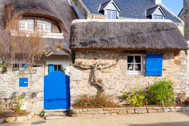 Mavi kapı ve pencereler, Ile-aux-Moines, Brittany ile thatched yazlık 