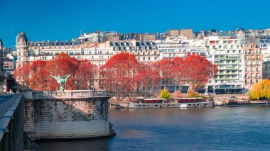 Paris, arka ışık sonbahar, Bir-Hakeim Köprüsü ve güzel Paris binalar Seine Nehri Panoraması