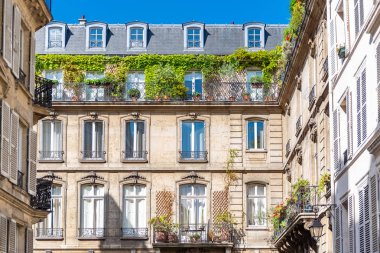     Paris, pencereler, geometri ile Marais, tipik bina büyüleyici çekici cepheler 