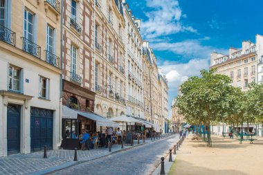     Paris, yer Dauphine, güzel bir yer ve kamu kare, eski binaları