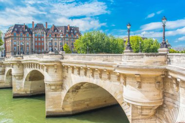     Paris, Pont-arka planda, güzel bir bina ile Neuf, görünümünü Bankalar Seine 