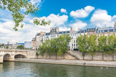 Paris, arka plan quai tipik binalar ile Pont-Neuf Panoraması de Gesvres