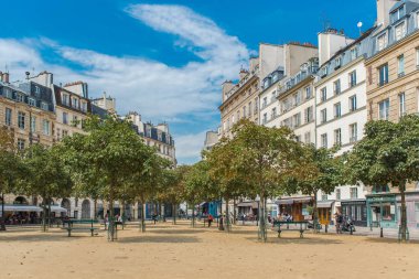     Paris, yer Dauphine, güzel bir yer ve kamu kare, eski binaları