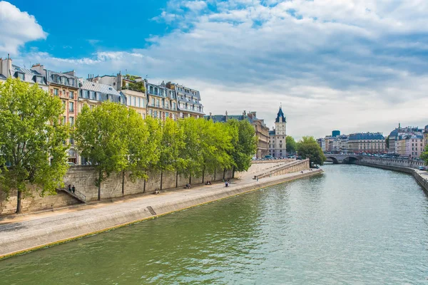 パリのポン ヌフを美しいビルを背景に 観セーヌ川のほとり — ストック写真