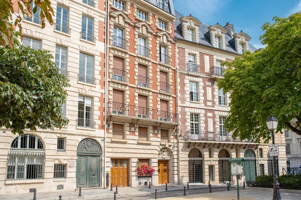     Paris, yer Dauphine, güzel bir yer ve kamu kare, eski binaları