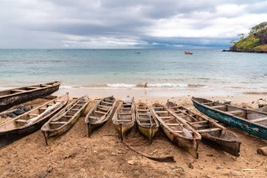 Sao Tome, geleneksel ahşap korunaklar sahilde bir balıkçı köyü, denizin içinde a köpek 