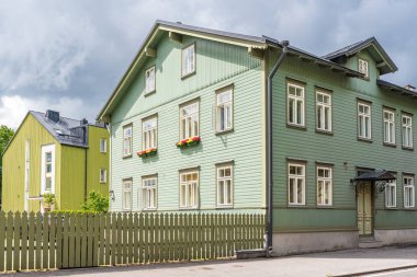 Tallinn Estonya, Kalamaja mahallede tipik evler ahşap renkli evler 