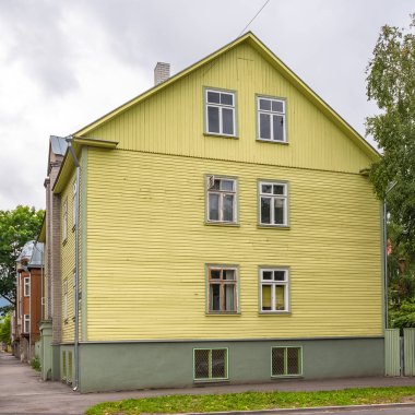 Tallinn Estonya, Kalamaja mahallede tipik evler ahşap renkli evler 