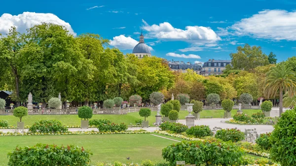 Παρίσι Λουξεμβούργο Κήπο Όμορφα Παρτέρια Λουλούδια Την Άνοιξη — Φωτογραφία Αρχείου