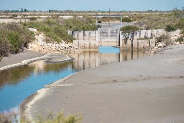 Aigues-Mortes Camargue içinde Salins du Midi tuz bataklıkta bir nehirde kilidi 