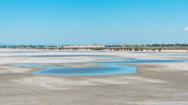     Aigues-Mortes, Salins du Midi, tuzlu bataklıklı panorama 