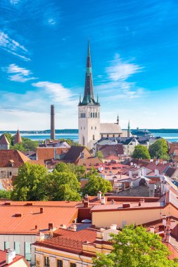 Tallinn Estonya, Aziz Nicolas Kilisesi, renkli ve tipik kuleleri ile Ortaçağ şehir panoraması 