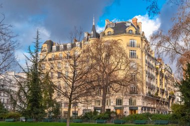 Картина, постер, плакат, фотообои "париж, красивое здание зимой, типичный парижский фасад в маре, вид с площади дю фелль города", артикул 236049660