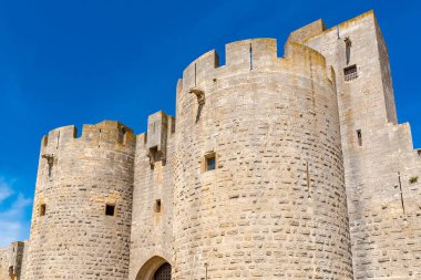 Aigues-Mortes içinde Güney Fransa'da, gargoyles ile şehir duvarları 