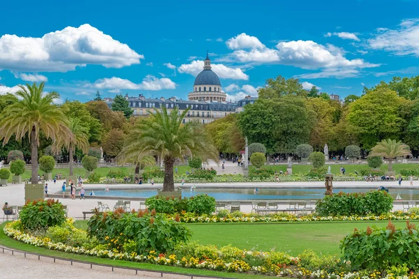 Paris, Fransa, 31 Temmuz 2018, Lüksemburg Bahçe, güzel kamu parkı 