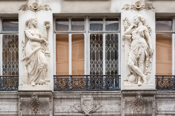 Париж Старое Окно Скульптурами Женщин Стене — стоковое фото