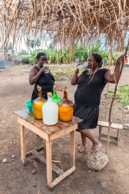 Sao Tome ve Principe, 7 Ağustos 2018, palm şarap şişelerde satılan bir köyde