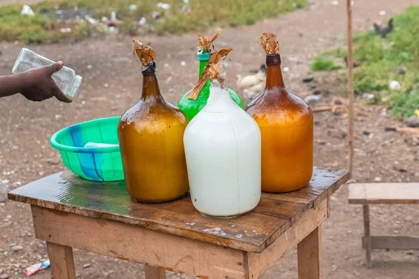 bir köyde, Sao Tome ve Principe Palm şarap şişelerde satılan 