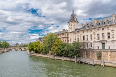 Paris, Pont Neuf, Ile saint-louis ve quai des Orfevres, güzel binalar ve Bankalar Seine Panoraması 