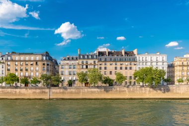 Paris, Ile saint-louis ve quai d'Orleans, güzel binalar ve yaz aylarında quays görünümünü 