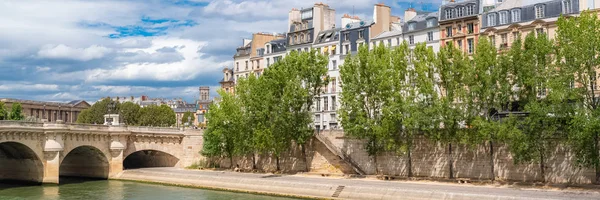 パリのポン ヌフ橋 ルイ島と Quai Orfevres 美しい建物やセーヌ川のほとりのパノラマ — ストック写真