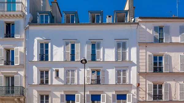 Montmartre París Hermosos Edificios Antiguas Fachadas Con Ventanas Típicas — Foto de Stock