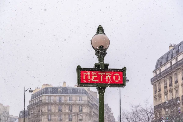 Paříž Pod Sněhem Pařížské Metro Znamení Krásné Fasády Zimě — Stock fotografie