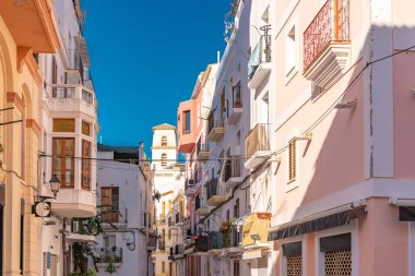 Ibiza, tipik yayalara Eivissa City, güzel Akdeniz köyü 