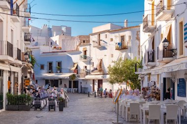 Ibiza, İspanya, 7 Ekim 2018, tipik yayalara Eivissa City, güzel Akdeniz köyü 