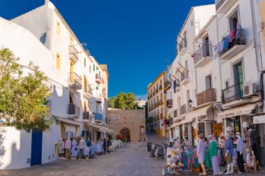 Ibiza, İspanya, 7 Ekim 2018, tipik yayalara Eivissa City, güzel Akdeniz köyü 