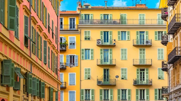 Красивый Красочный Фасад Типичными Окнами Зелеными Ставнями — стоковое фото