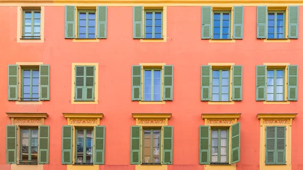 Красивый Красочный Фасад Типичными Окнами Зелеными Ставнями — стоковое фото