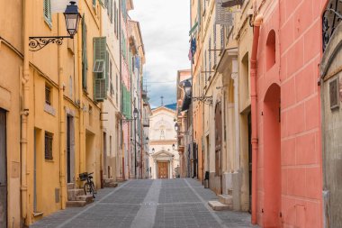 Menton, eski şehir, Fransız Rivierası, tipik evlerde dar sokak