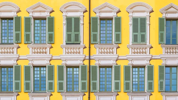 Nice França Fachada Colorida Com Murais Típicos Janelas Persianas Verdes — Fotografia de Stock