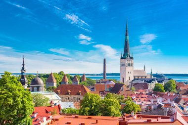 Tallinn Estonya, Aziz Nicolas Kilisesi, renkli ve tipik kuleleri ile Ortaçağ şehir panoraması 